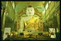 Статуя Будды в стенах храма