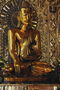 Статуята на един човек с материал, в рамките на злато