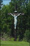 Cruz de madeira coa crucificação de Xesús Cristo cun material branco