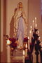 Statuen av Madonna. Stearinlys