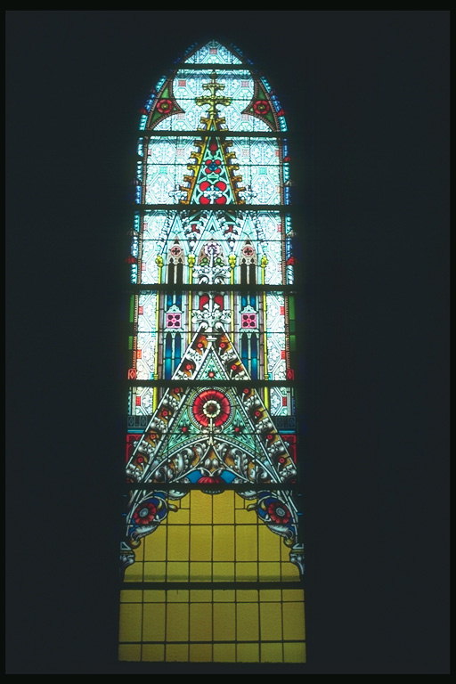 Remdamasi bažnyčia langas su spalvoto stiklo