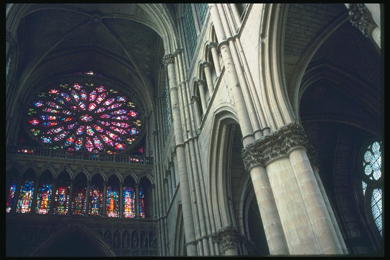 Multicolor ferestre din interiorul bisericii