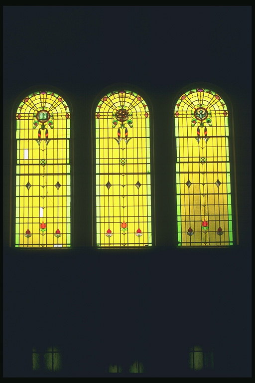 Finestres de vidre de color groc