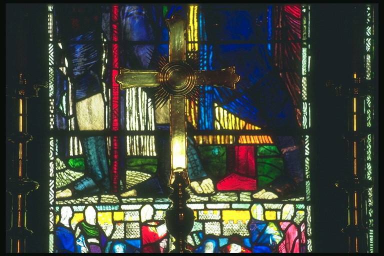 Risti taustal värvitud klaas