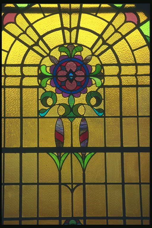 Flor porpra fosc sobre un fons groc, finestra de vidre