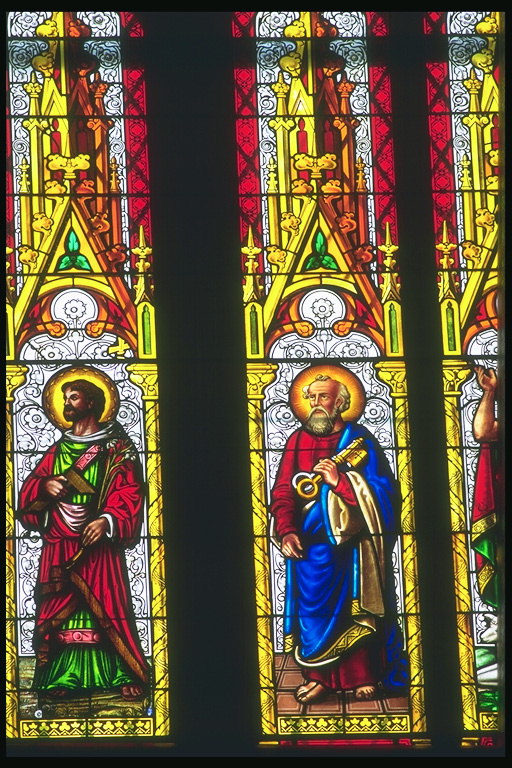 Imagens de santos sobre os vitrais pessoas