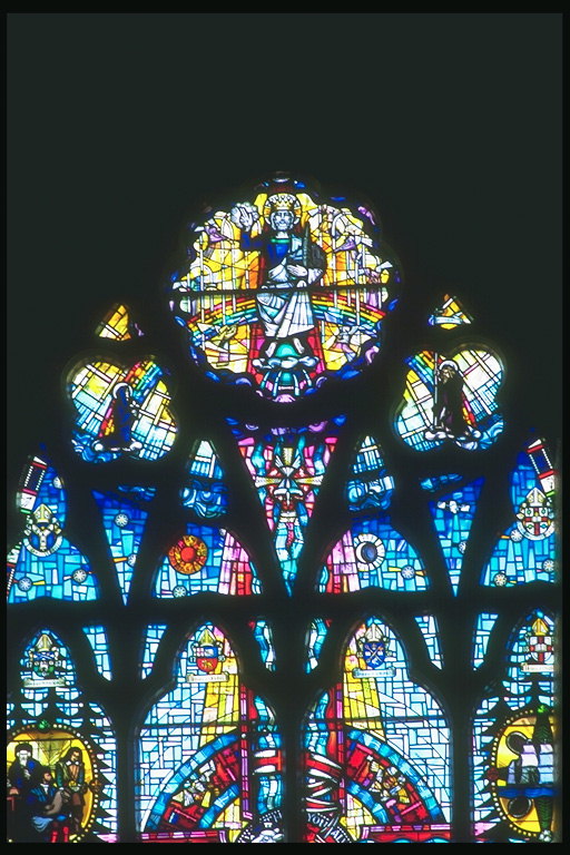 Multi-farvede malerier af farvet glas i kirken