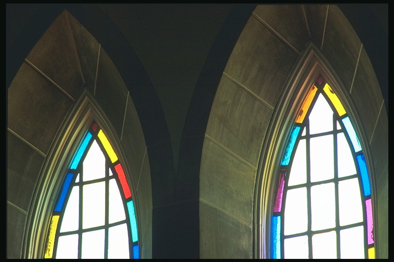 Les finestres de vidre amb elements de color