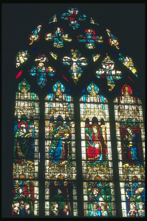 Imagens de pessoas e suas vidas nas janelas da igreja