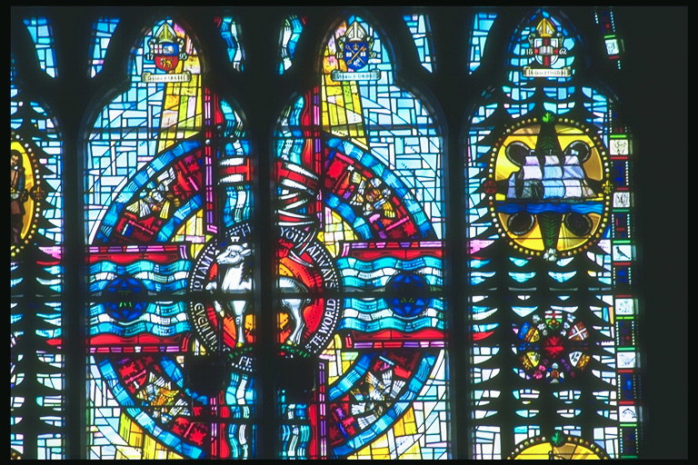 Depictions loomade ja sõidukite aknast kiriku värvitud klaas