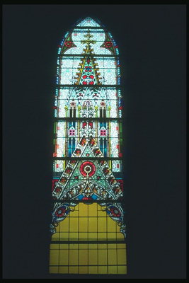 Dostávajúcim z kostola okno s farebným sklom