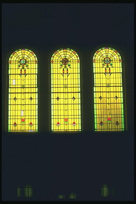 Keltainen lasi-ikkunat