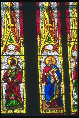 Images de saints sur les vitraux de personnes