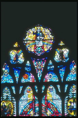 Monivärinen maalauksia värillinen lasi kirkko