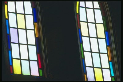 Multicoloridos quadrados das janelas semicirculares