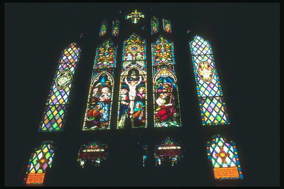 Распятие Христа изображение из цветного стекла