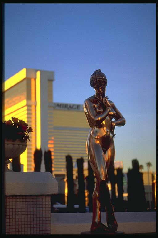 Le bronze figure d\'une jeune fille dans le soleil