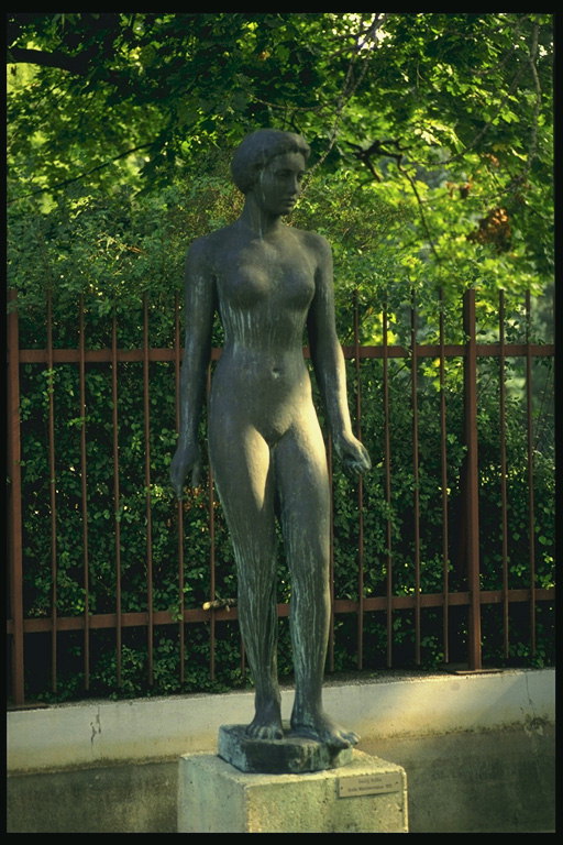 A estátua de uma menina perto do parque