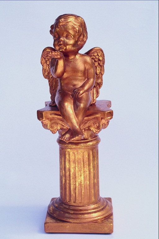 Angel en un pedestal