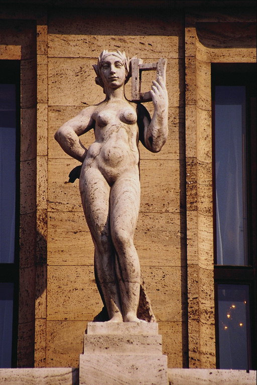 Statue av kvinner i laurbær krans