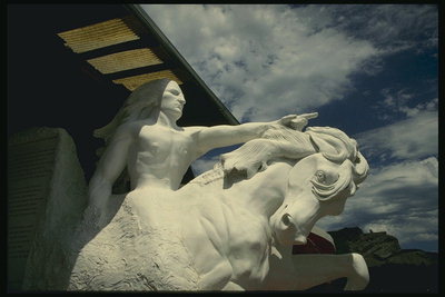 Suva e skulpturës një njeri hipur mbi kalë