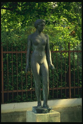 Statua dziewczyny w pobliżu parku
