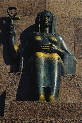 Богиня с символом в руках