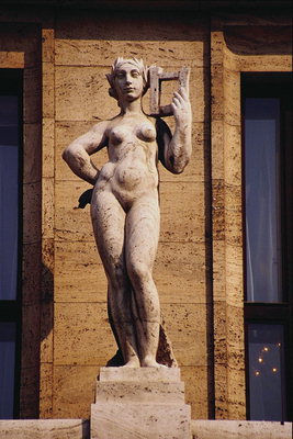 Statua žene u lovor vijenac