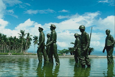 Бронзовые солдаты в воде