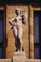 Статуя женщины в лавровом венке