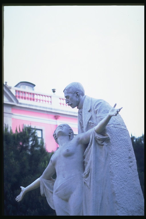 Скульптура чоловіка і оголеної жінки