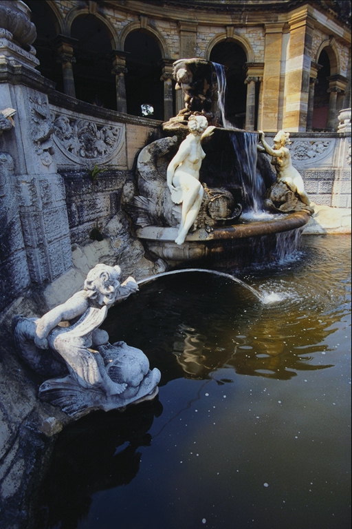 Merginos prie fontano