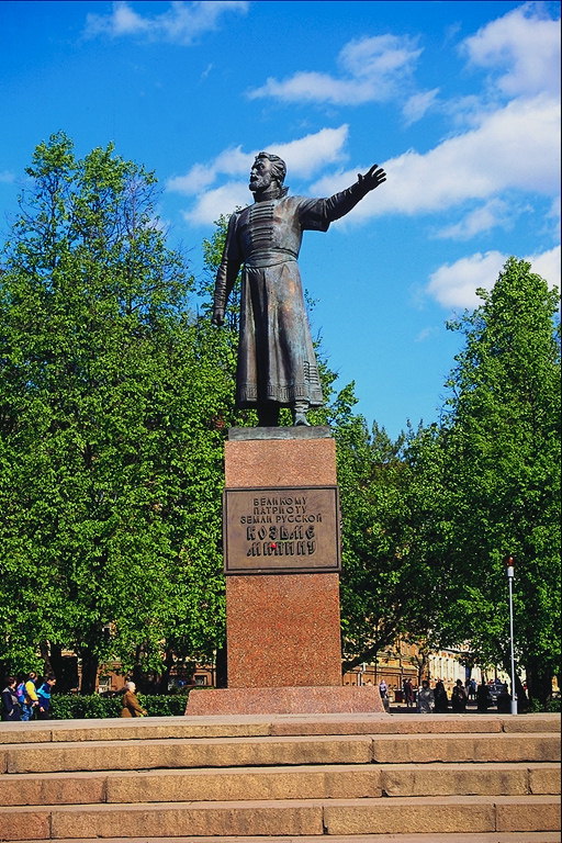 Et monument over en mann av bronse