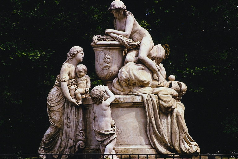 女孩和儿童的喷泉