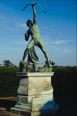 Skulptur. En ung mand med en bøje