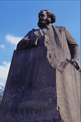 Un monumento de piedra Jefe de la Revolución
