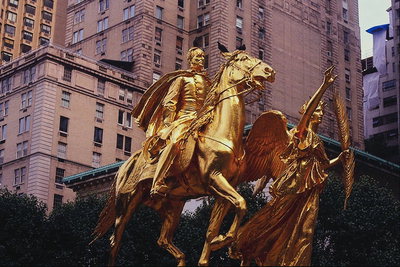 Una escultura de un material de color amarillo. Conductor y la diosa Atenea