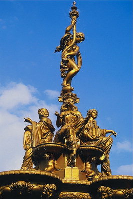 Mga batang babae sa isang pedestal