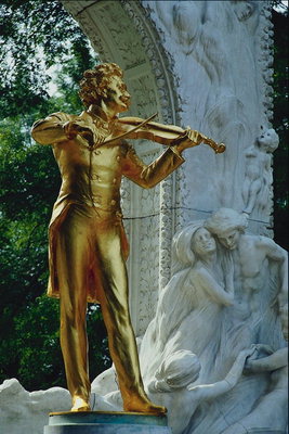 Die Statue eines Geigers mit dem goldenen Ton