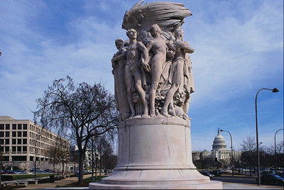 Round monument. Piger og vinger