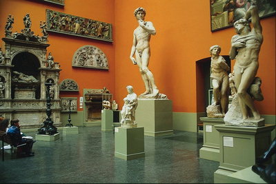 Museo. Exposición de esculturas