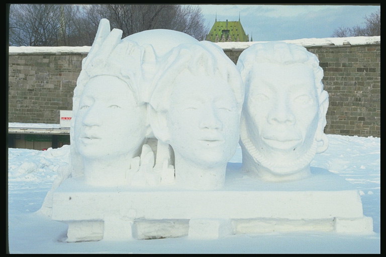Familie. Statuen aus weißem Material