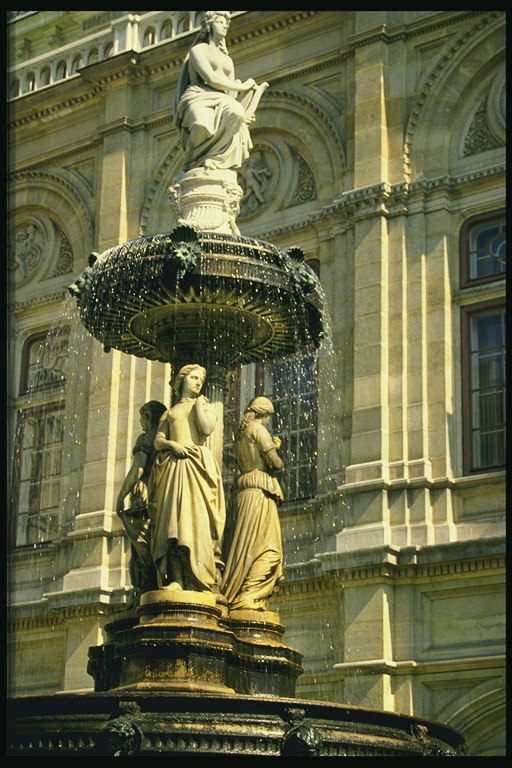 Fountains kanssa patsaat
