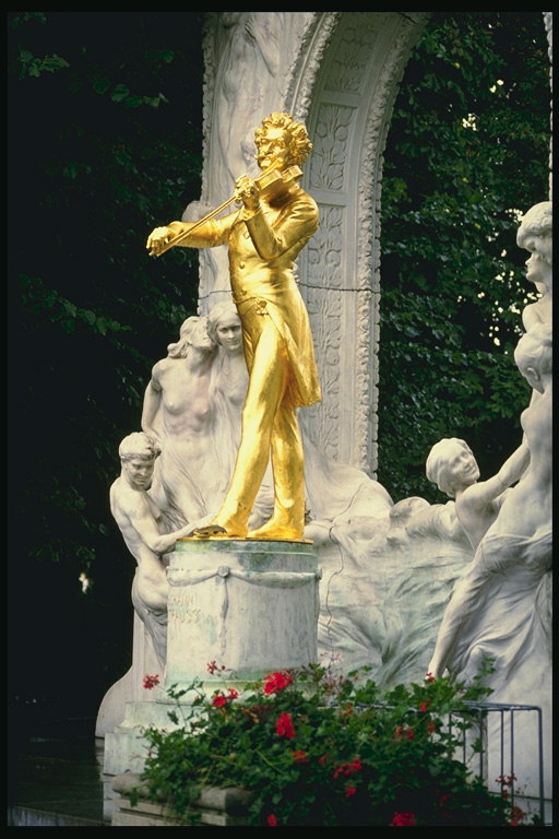 Golden monument violinist