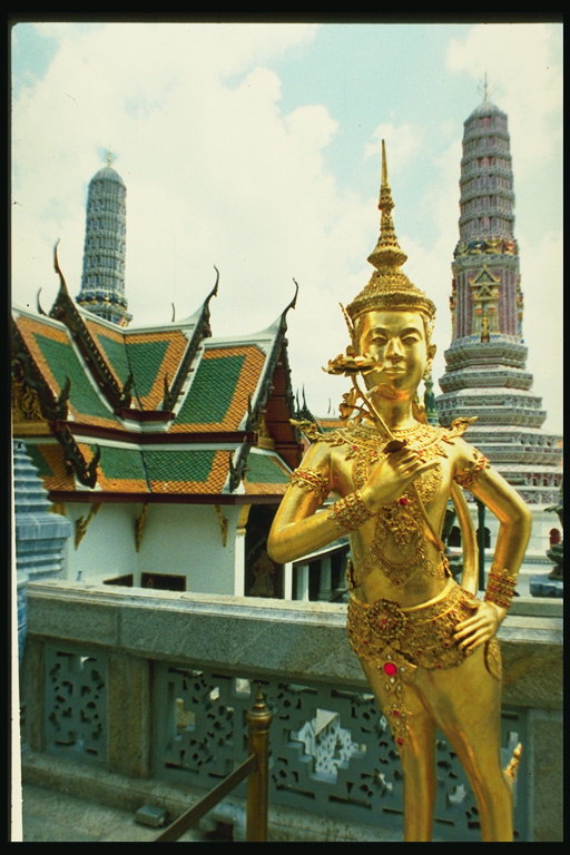 Spomenik indijski bog zlate barve