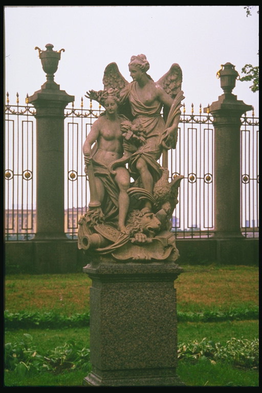 Skulptur. Naken kvinner og en engel