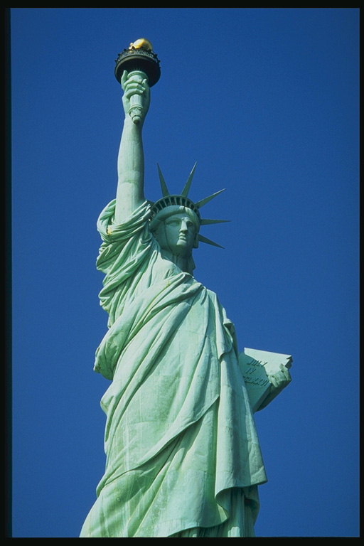 Estatua da Liberdade coa lanterna na man