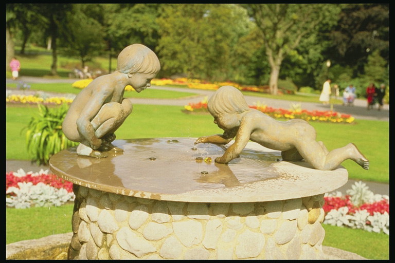 Fountain. The guys par cirkulāro plate