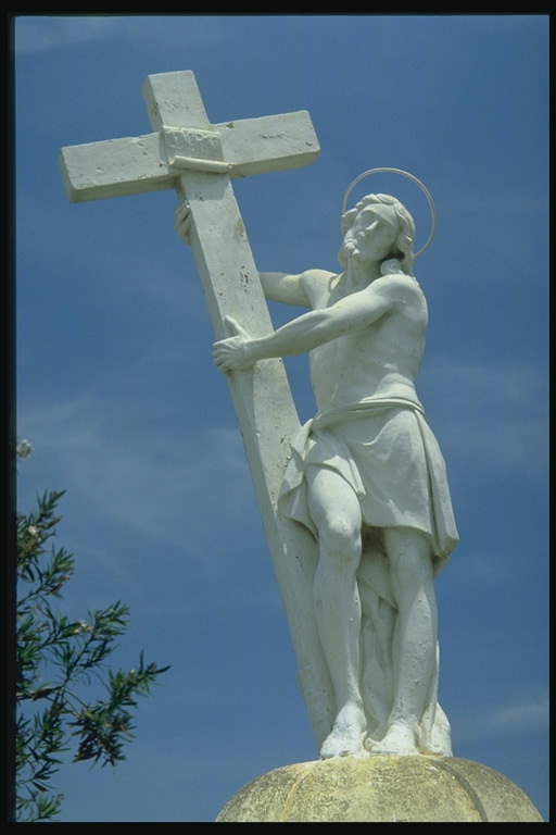 Skulptur. Jesus Kristus med korset