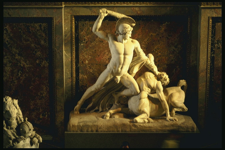 Una escultura de material en blanco. El hombre y centauro